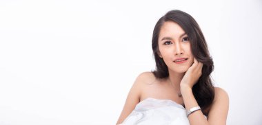 Asyalı Arap tenli, bronz tenli kadının yarı vücudu gülümseme ve mutlu dudaklar gösterir. Hindistan Kadın Ekspresi Stüdyoda kendini iyi hissediyor Beyaz duman arka planda izole