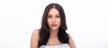 Asyalı Arap tenli, bronz tenli kadının yarı vücudu gülümseme ve mutlu dudaklar gösterir. Hindistan Kadın Ekspresi Stüdyoda kendini iyi hissediyor Beyaz duman arka planda izole