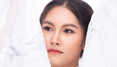 Asyalı Arap tenli, bronz tenli kadının yarı vücudu gülümseme ve mutlu dudaklar gösterir. Hindistan Kadın Ekspresi Stüdyoda kendini iyi hissediyor Beyaz duman arka planda izole