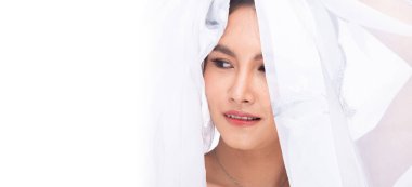 Asyalı Arap tenli, bronz tenli kadının yarı vücudu gülümseme ve mutlu dudaklar gösterir. Hindistan Kadın Ekspresi Stüdyoda kendini iyi hissediyor Beyaz duman arka planda izole