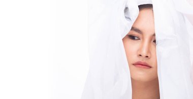 Asyalı Arap tenli, bronz tenli kadının yarı vücudu gülümseme ve mutlu dudaklar gösterir. Hindistan Kadın Ekspresi Stüdyoda kendini iyi hissediyor Beyaz duman arka planda izole