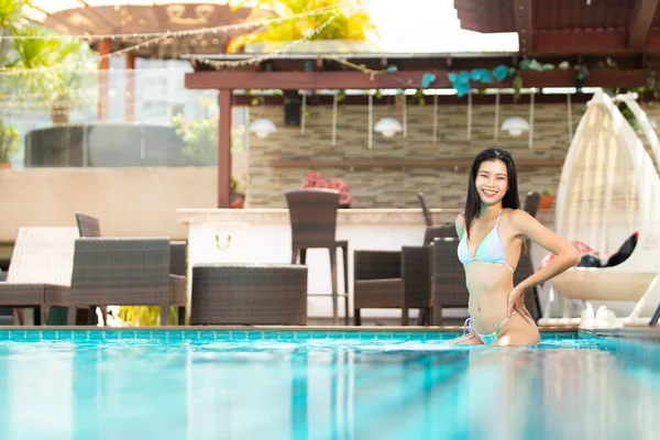 Jovem Anos Asiático Magro Mulher Moda Posa Piscina Com Biquíni — Fotografia de Stock