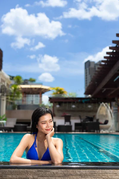 Young 20S Asian Woman Feel Happy Swimming Pool Blue Sky — Foto de Stock