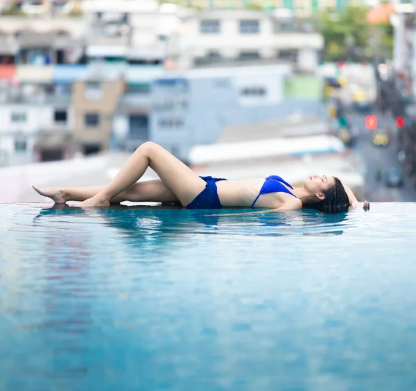 Young 20S Asian Woman Lie Sleep Swimming Pool Horizon Edge — Fotografia de Stock