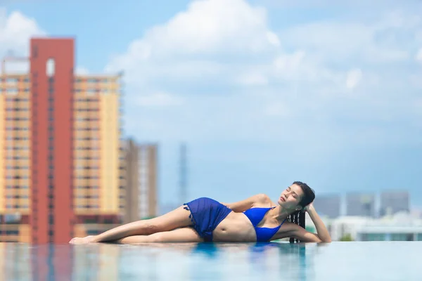 Young 20S Asian Woman Lie Sleep Swimming Pool Horizon Edge — Foto de Stock