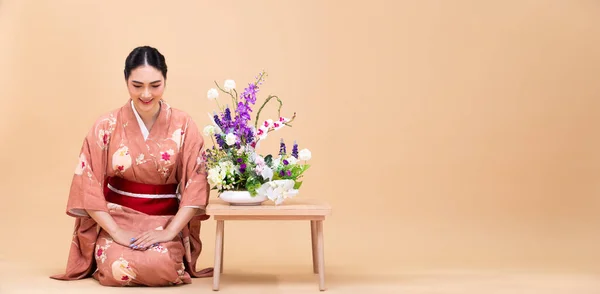 Young 20S Asian Japanese Woman Wear Pink Traditional Kimono Does — Zdjęcie stockowe