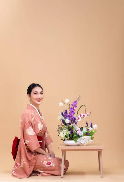 Junge Japanerinnen Der 20Er Jahre Tragen Traditionelles Kimono Rosa Ikebana — Stockfoto