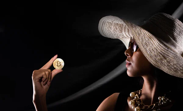 Silhouette Young Woman Hold Gold Bitcoin Cryptocurrency Trade Online Drape — Photo