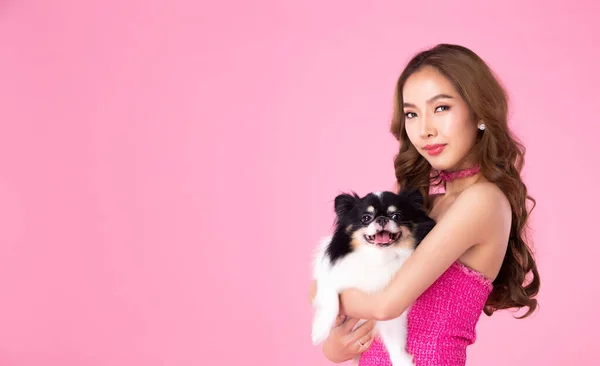 Barbie Girl Wear Chocky Pink Dress Hold Cute Dog Look — Stockfoto