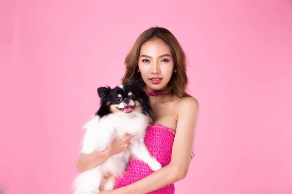 Barbie Girl Wear Chocky Pink Dress Hold Cute Dog Look — 图库照片