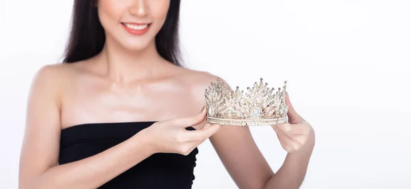 Beautiful Fresh Skin Women Hold Diamond Miss Beauty Pageant Contest — 图库照片