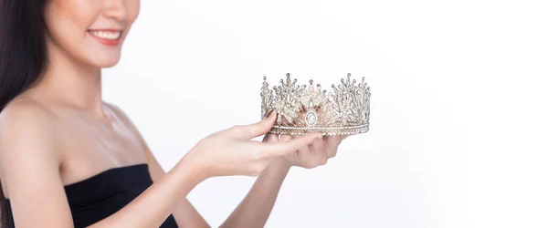 Beautiful Fresh Skin Women Hold Diamond Miss Beauty Pageant Contest — Stockfoto