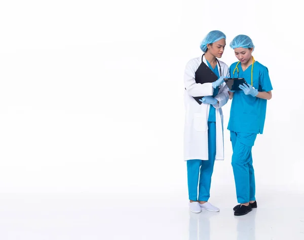 Full Length Professional Physician Doctor Stand Hospital Uniform Discuss Patient — Stockfoto