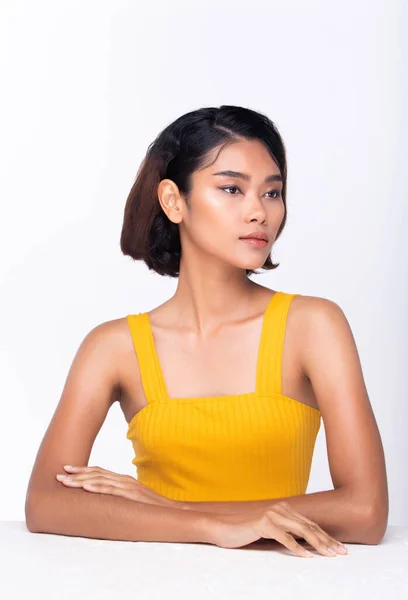 Beautiful Tanned Skin Woman Wear Yellow Dress Open Shoulder Clean — 스톡 사진