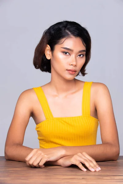 Beautiful Tanned Skin Woman Wear Yellow Dress Open Shoulder Clean — Stock Photo, Image