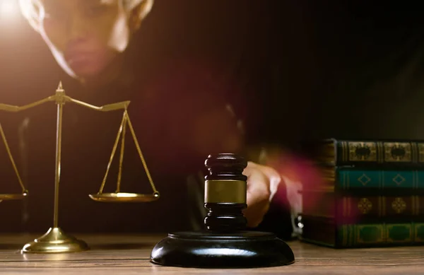 Justice Hammer Law Concept Judge Dark Courtroom Gavel Brass Scale — Stockfoto