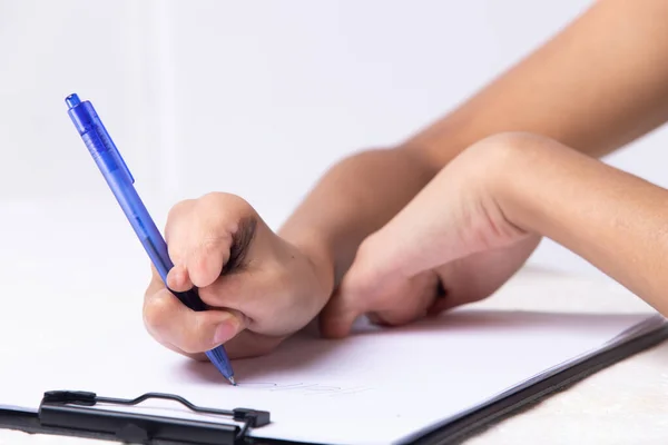 Инвалид Руки Пальцев Детства Brith Помощью Ручки Написать Предложение Слова — стоковое фото