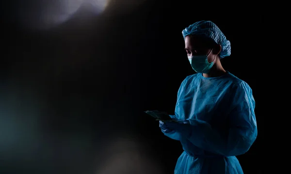 Doktor Chirurg Dostává Peníze Vypadá Jako Korupční Zločin Černém Pozadí — Stock fotografie