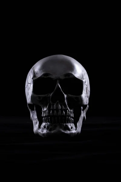 Halloween Crânio Humano Uma Velha Mesa Madeira Sobre Fundo Preto — Fotografia de Stock
