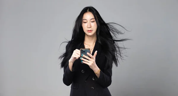 Mulher Transexual Asiática Com Longos Cabelos Lisos Pretos Vento Soprar — Fotografia de Stock