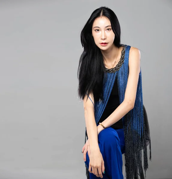 Mulher Transexual Asiática Com Longos Cabelos Lisos Pretos Olhe Para — Fotografia de Stock