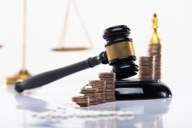 Otorite hukuki adalet sistemiyle kara para aklama sorununu durdurmak için yatırım finans yönetimini araştırın. Yığın para para büyür ve tokmak durur strateji, beyaz arkaplan kopyalama alanı ile