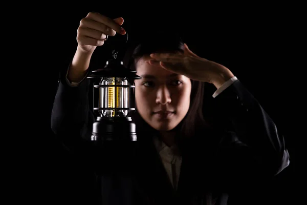 Business Woman Hålla Ljus Lampa Lykta Som Leder Vägen Problem — Stockfoto