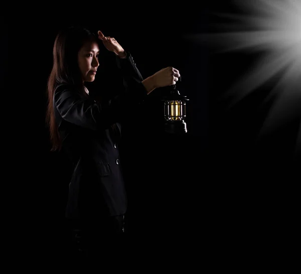 Business Woman Hålla Ljus Lampa Lykta Som Leder Vägen Problem — Stockfoto