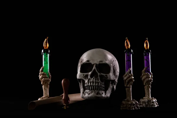 万圣节人类头骨在黑色背景的旧木制桌子上 万圣节期间 骷髅头的形状显示出恐怖 邪恶的蜡烛 复制空间 — 图库照片