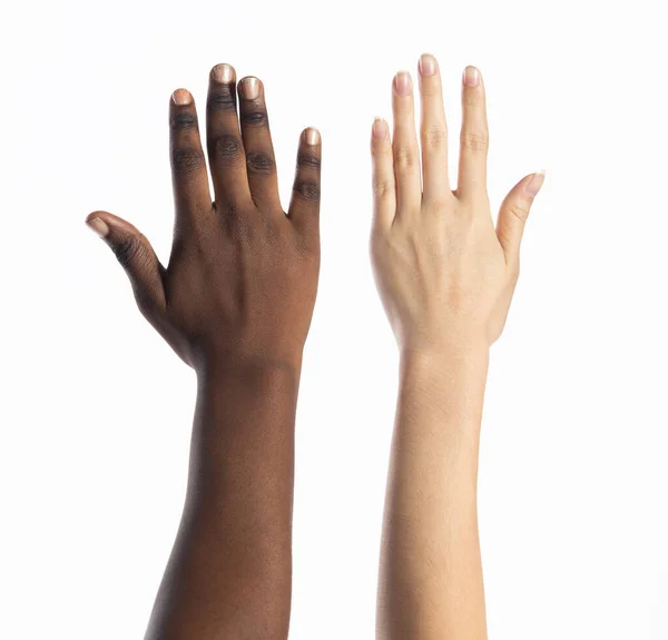 Πολυεθνικές Νεαρές Γυναίκες Γυμνά Χέρια Ελευθερία Του Ρατσισμού Επιδεικνύουν Αρμονία — Φωτογραφία Αρχείου