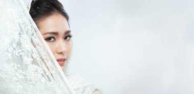 20 'li yaşlardaki Asyalı kadının güzel bir düğün cildi var. Dantelli başörtüsü kadın mutlu bir gülümseme hisset moda modası gri arka planda izole edilmiş fotokopi alanı üzerine pozlar