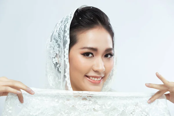 20岁的亚洲女人有美丽的婚礼洁面肌肤 蕾丝头巾布女人开心地笑着时尚界在灰色背景上摆出孤零零的仿制空间 — 图库照片