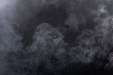 Beyaz Duman ve Sis 'ten Yoğun Kabarık Kabarık Tütsüler Siyah Arkaplan' da, Soyut Duman Bulutları 'nda, Hareketin Odak Noktası Bulanık. Kuru buz sineğinin dumanı havada uçuşuyor, dokuyu etkiliyor.