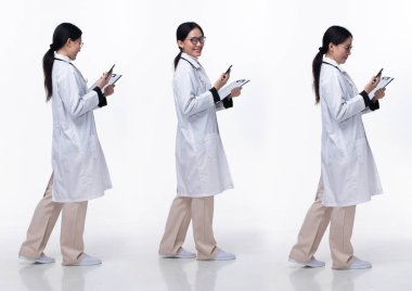 30 'lu yaşlarda, steteskoplu bir Asyalı kadın doktor, sol öne doğru yürüyor, resmi palto pantolon ayakkabıları giyiyor. Gülümse Hastane kadını hasta dosyasını beyaz arka planda tek başına taşıyor.