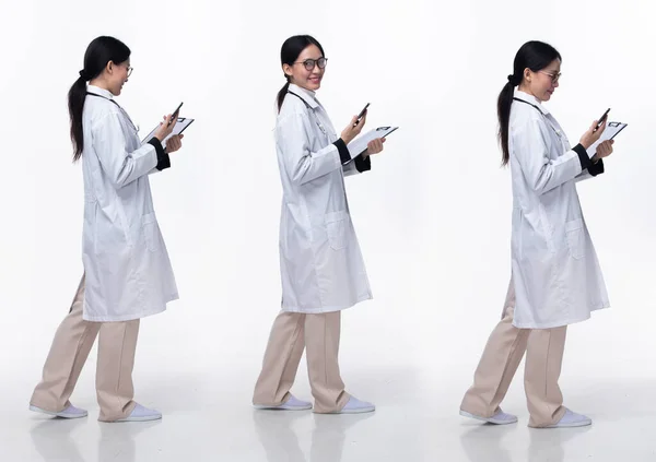 Comprimento Total 30S 40S Asian Woman Doctor Com Estetoscópio Andando — Fotografia de Stock