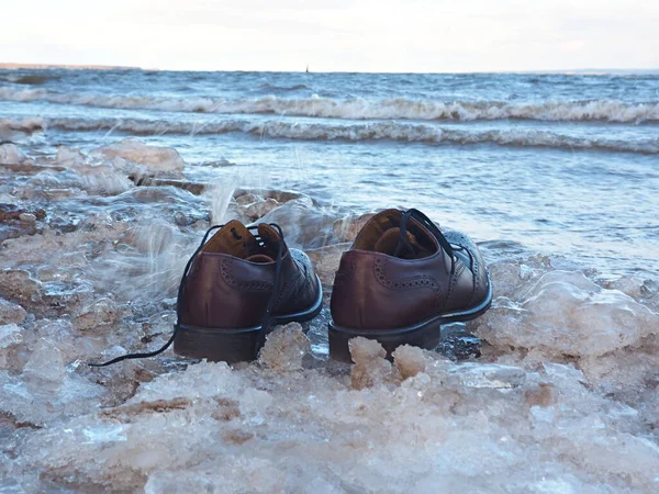 Попробуй Войти Ботинки Сапоги Берегу Лёд Волны Элово — стоковое фото