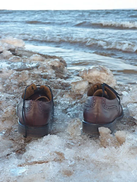 Tenta Entrar Nós Sapatos Botas Costa Gelo Ondas Elovo — Fotografia de Stock