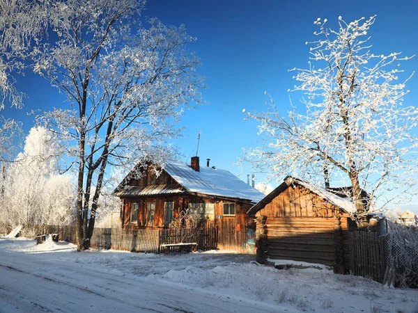 서리가 내리는 아침이었다 러시아의 마을의 러시아의 나무들은 서리로 러시아 — 스톡 사진