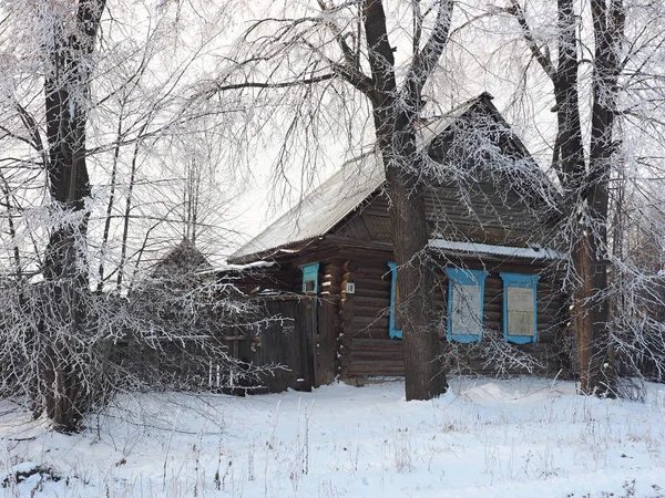 Jednoho Zimního Mrazivého Rána Starý Opuštěný Dům Ruský Dřevěný Tradiční — Stock fotografie