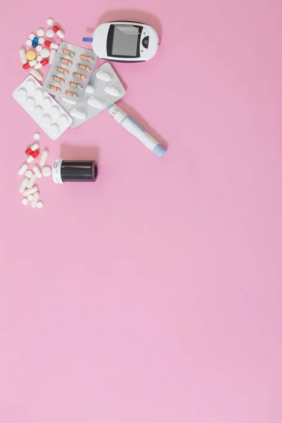 Glukometr Pilulky Růžovém Pozadí — Stock fotografie