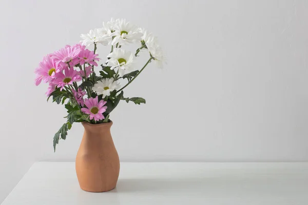 Chrysanthemums Flowers Ceramic Vase White Background — Stock Photo, Image