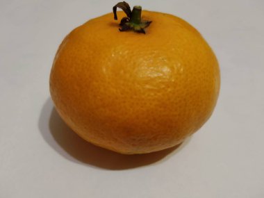 sulu mandalina meyvesi beyaz arka planda kapanıyor