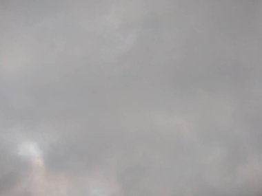 Karanlık gökyüzü arkaplanı. Bulutlu kış gökyüzü.