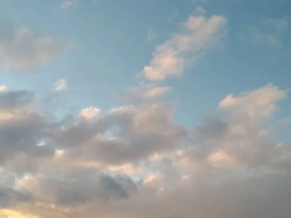 Белые Черные Облака Ясном Голубом Небе — стоковое фото