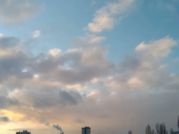 Blauer Himmel Mit Weißen Und Schwarzen Wolken — Stockfoto