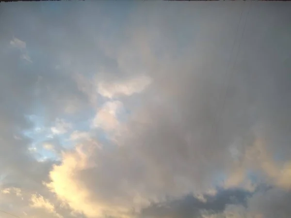 Nuages Duveteux Dans Ciel Bleu — Photo