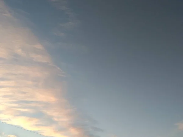 Nuages Duveteux Dans Ciel Bleu — Photo