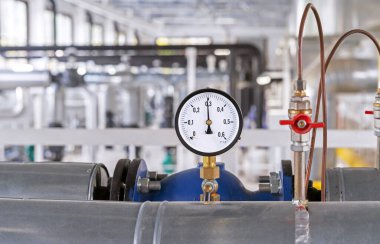 Gaz boru hattındaki gaz basıncını ölçmek için manometre. Gaz kazan dairesi ekipmanı.