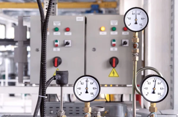 测量气管内气体压力的压力计 燃气锅炉房设备 免版税图库图片