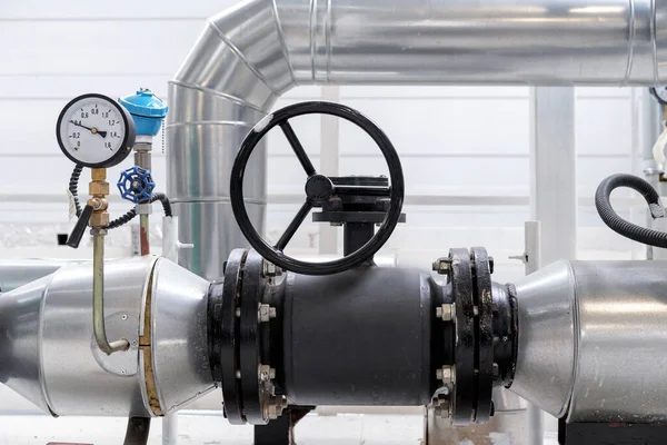 Gaz kazan dairesindeki su tedarik sistemindeki vanaları kapatın. Kapakçık düzenleniyor.